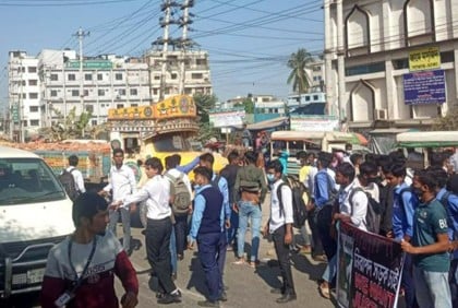 সাভারে শিক্ষার্থীকে বাস চাপা দেওয়ায় সড়ক অবরোধ