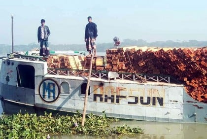 ট্রলারের ধাক্কায় নিখোঁজ অপর ট্রলার চালকের লাশ উদ্ধার