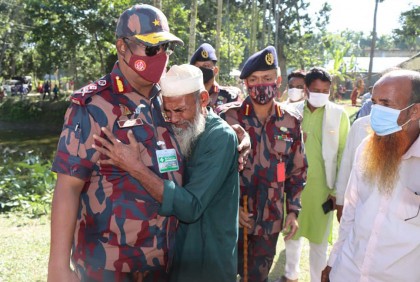 নিহত বিজিবি সদস্যের পরিবারের পাশে মহাপরিচালক