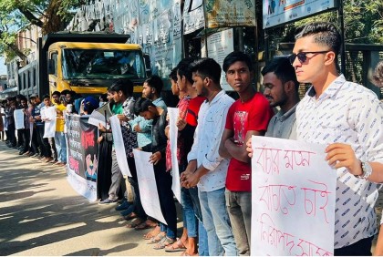 নিরাপদ সড়ক ও সারাদেশে হাফ
ভাড়ার দাবিতে শিক্ষার্থীদের মানববন্ধন
