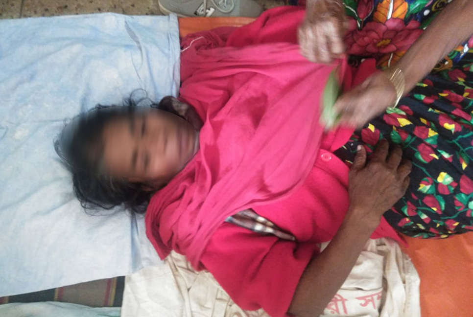 রাস্তায় পড়েছিলেন সংজ্ঞাহীন বৃদ্ধা, করোনা সন্দেহে কাছে যায়নি কেউ 

