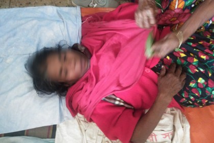 রাস্তায় পড়েছিলেন সংজ্ঞাহীন বৃদ্ধা, করোনা সন্দেহে কাছে যায়নি কেউ 

