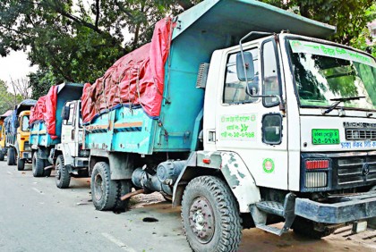 রাজধানীতে ময়লার গাড়ির ধাক্কায় এবার নারী আহত