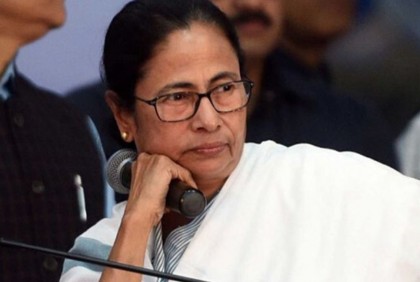 জাতীয় সংগীত ‘অবমাননা’, মমতার বিরুদ্ধে থানায় অভিযোগ