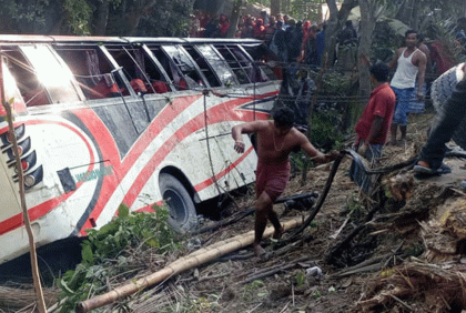 ফরিদপুরে বাস খাদে পড়ে নিহত ১ 