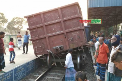ভাঙ্গুড়ায় বগি লাইনচ্যুত, ঢাকার সঙ্গে উত্তর দক্ষিণের ট্রেন চলাচল বন্ধ


