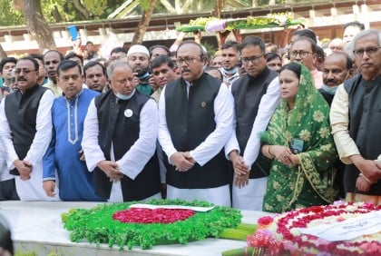 টুঙ্গিপাড়ায় বঙ্গবন্ধুর সমাধিতে খায়রুজ্জামান লিটনের শ্রদ্ধা 

