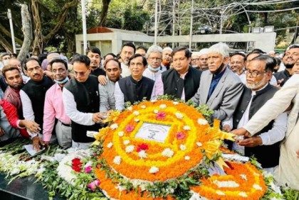 ধানমন্ডিতে বঙ্গবন্ধুর প্রতিকৃতিতে গাজীপুর সিটির ভারপ্রাপ্ত মেয়রের শ্রদ্ধা