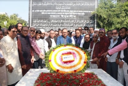 শহীদ কামারুজ্জামানের সমাধিতে লিটনের শ্রদ্ধা

