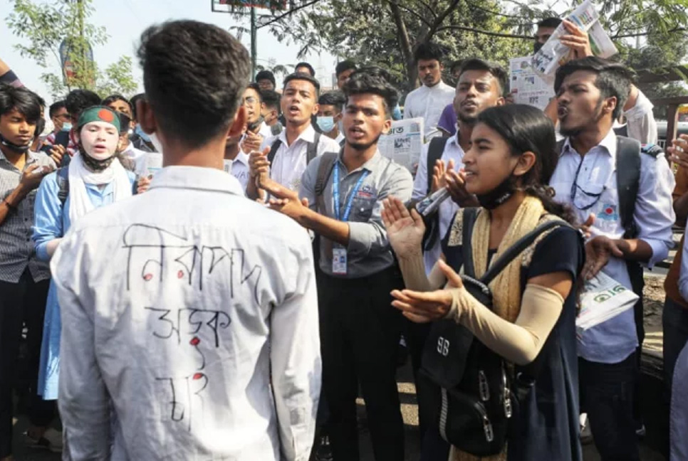 কাল লাল কার্ড নিয়ে নামবেন শিক্ষার্থীরা

