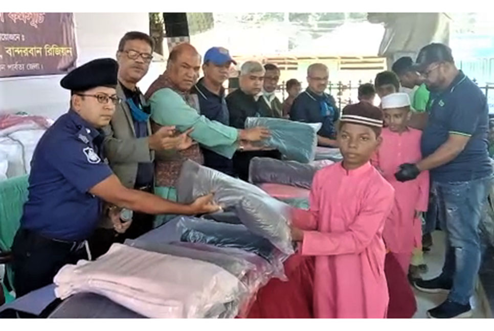 বান্দরবানে শীতার্ত পরিবারে শীত বস্ত্র বিতরণ