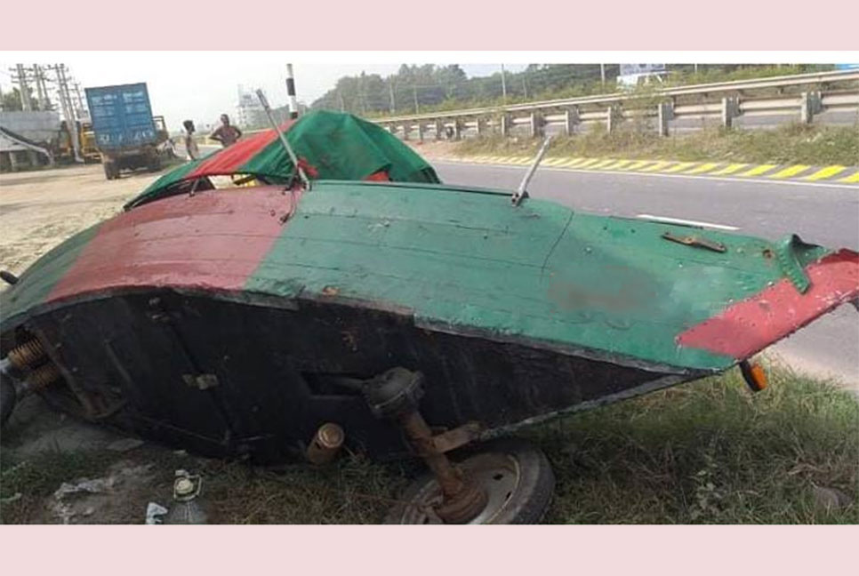 চাকা ভেঙে খাদে প্রধানমন্ত্রীকে উপহার দিতে আসা নৌকা