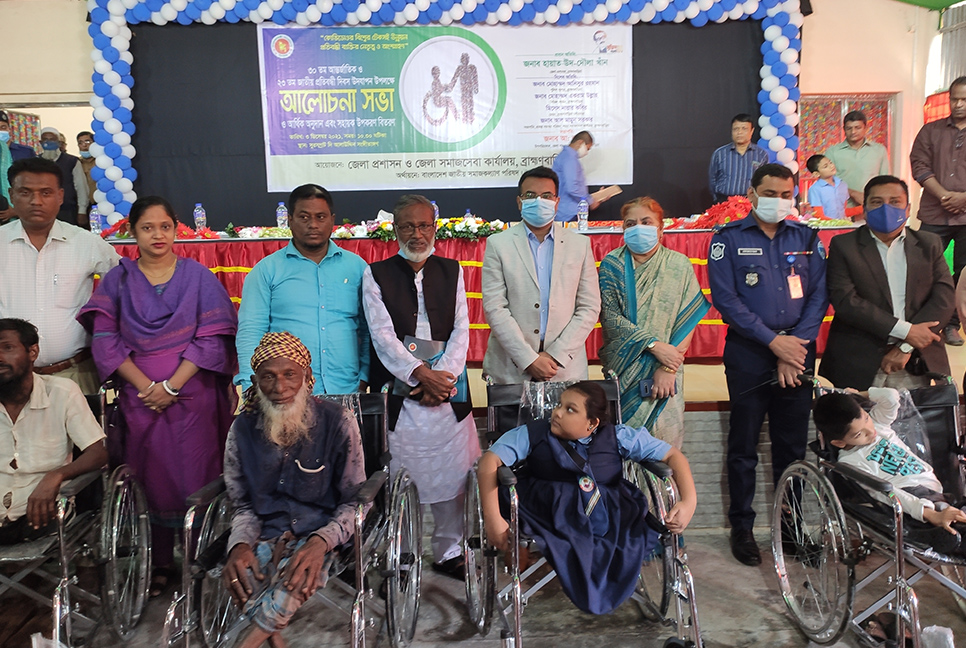 ব্রাহ্মণবাড়িয়ায় প্রতিবন্ধীদের মাঝে হুইল চেয়ার ও অর্থ বিতরণ