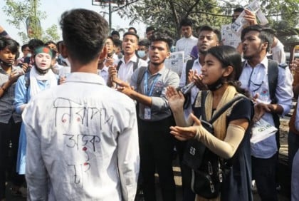 কাল লাল কার্ড নিয়ে নামবেন শিক্ষার্থীরা

