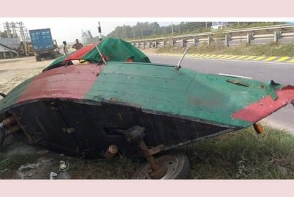 চাকা ভেঙে খাদে প্রধানমন্ত্রীকে উপহার দিতে আসা নৌকা