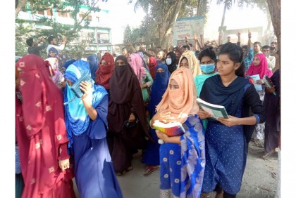
পরীক্ষার্থীদের ফরম পূরণ না করায় 
অধ্যক্ষ বরখাস্ত