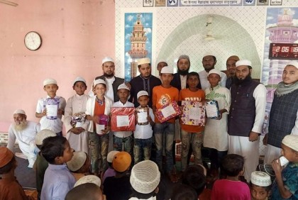 টানা ৪০ দিন জামাতে নামাজ পড়ে পুরষ্কার পেল শিশুরা