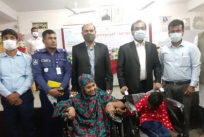নাটোরে প্রতিবন্ধীদের মাঝে হুইল চেয়ার বিতরণ