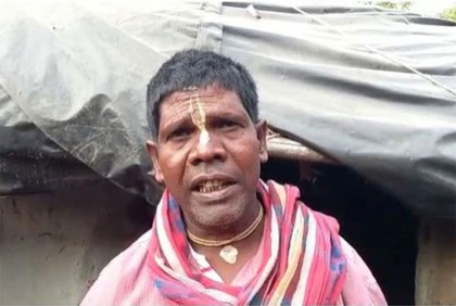 কাঁচা বাদাম গান গেয়ে আয় করছে মানুষ, তার হাত খালি