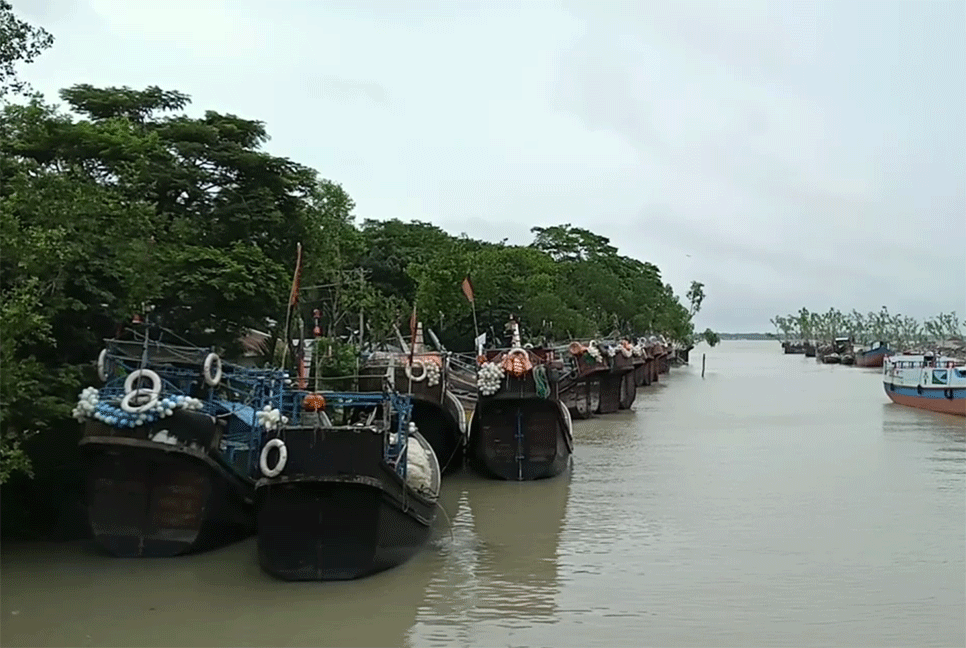 ঘূর্ণিঝড় 'জাওয়াদ' আতঙ্কে নিরাপদ আশ্রয়ে শত-শত ফিশিং ট্রলার