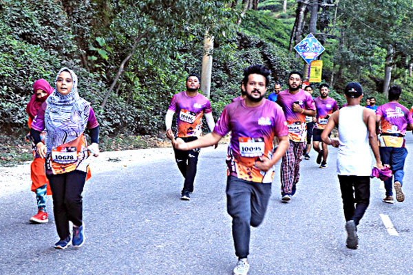 দৌড়ালেন ১২০০ নারী-পুরুষ