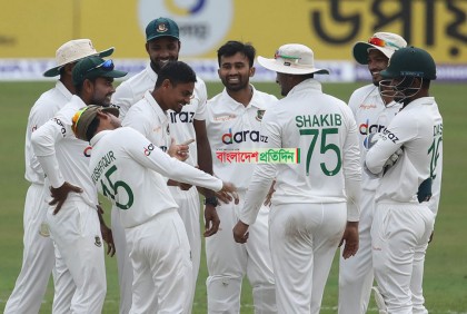 বৃষ্টিতে খেলা বন্ধ