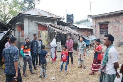 মনোনয়ন পেয়েই প্রতিপক্ষের বাড়িতে আগুন, অফিস দখল