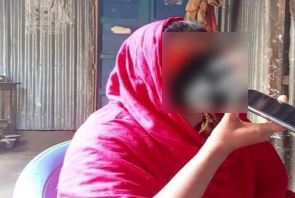 বিয়ের দাবিতে প্রেমিকের বাড়িতে অনশন  