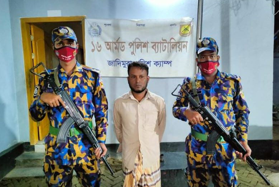 রোহিঙ্গা ক্যাম্প থেকে একাধিক মামলার পলাতক আসামি গ্রেফতার 