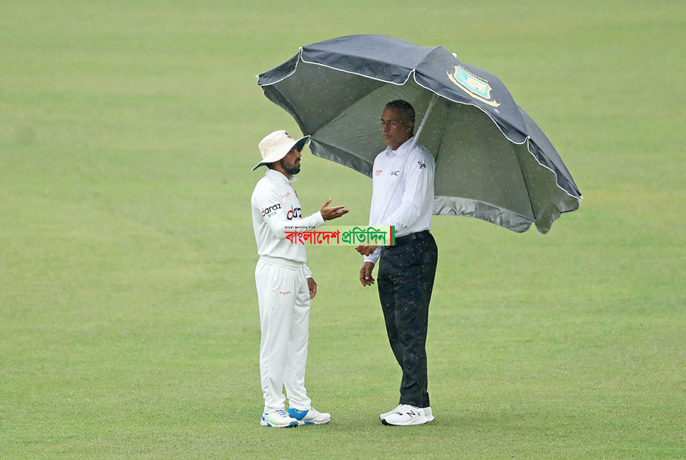আধঘণ্টা না যেতেই বন্ধ খেলা