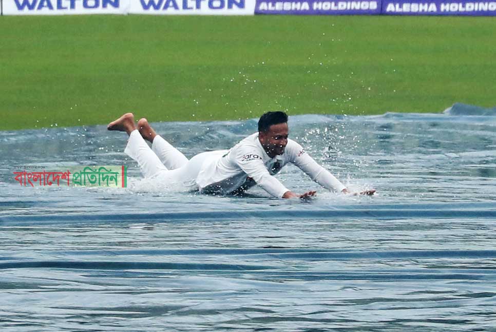 বৃষ্টিতে অন্যরকম আনন্দে মাতলেন সাকিব, সোশ্যাল মিডিয়ায় ভাইরাল

