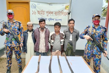 রোহিঙ্গা ক্যাম্প থেকে দেশীয় অস্ত্রসহ গ্রেফতার ৪