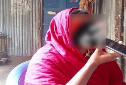বিয়ের দাবিতে প্রেমিকের বাড়িতে অনশন  