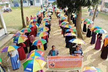 পাকুন্দিয়ায় শতাধিক কিশোরী পেল রঙিন ছাতা