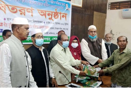 কৃষকদের মাঝে
বিনামূল্যে সার, বীজ বিতরণ