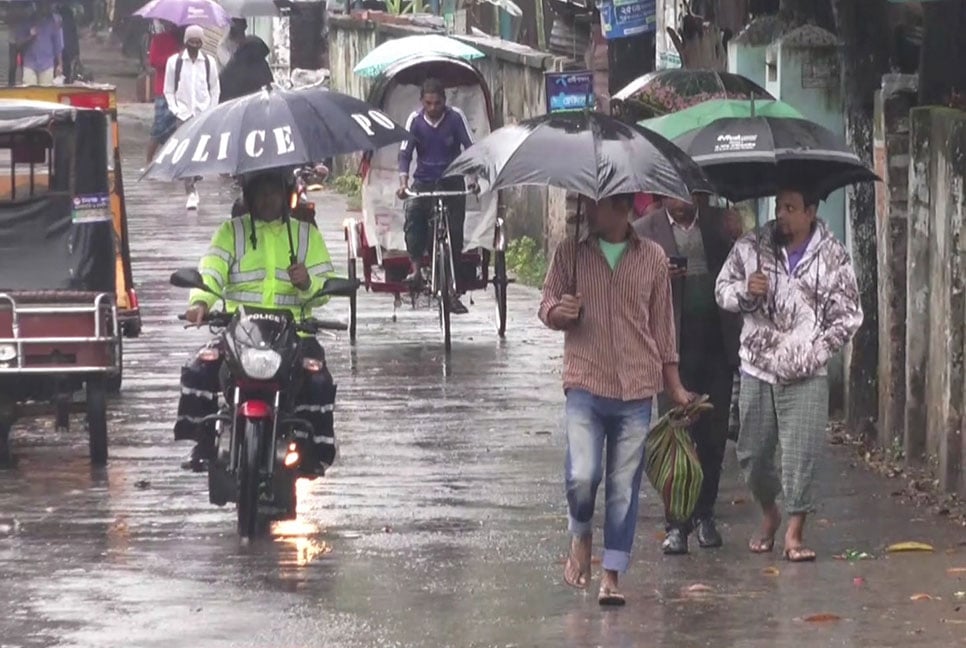 বরিশালে টানা বৃষ্টিতে জনজীবন বিপর্যস্ত