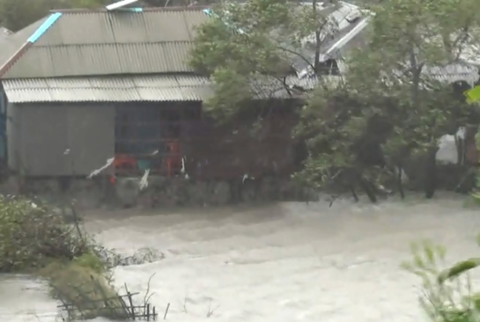 সাতক্ষীরায় টানা বৃষ্টিতে বিপর্যস্ত জনজীবন