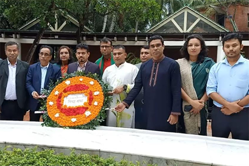 জাতির পিতার সমাধিতে ভিক্টোরিয়া কলেজ শিক্ষকদের শ্রদ্ধাঞ্জলি  