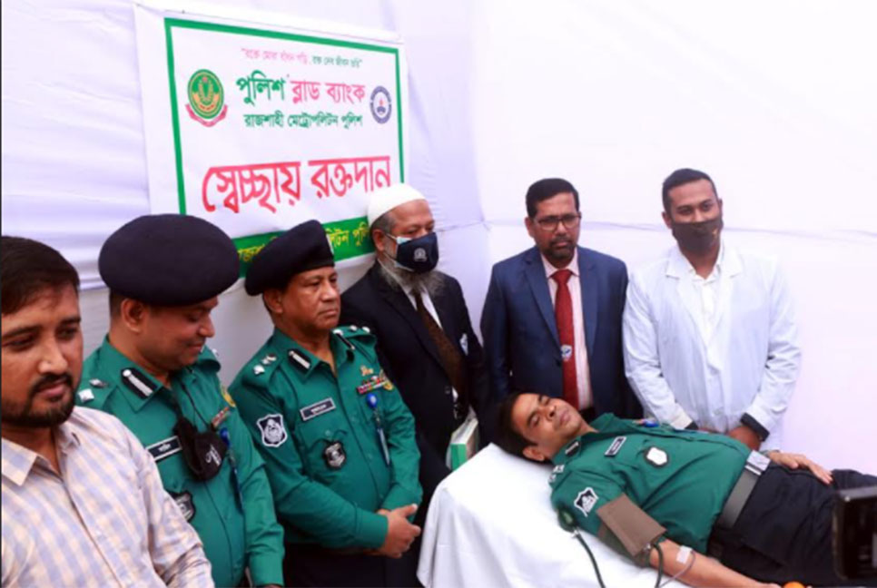 পুলিশের উদ্যোগে ‘রক্তে মোরা বাঁধন গড়ি, রক্ত দেব জীবন ভরি’
