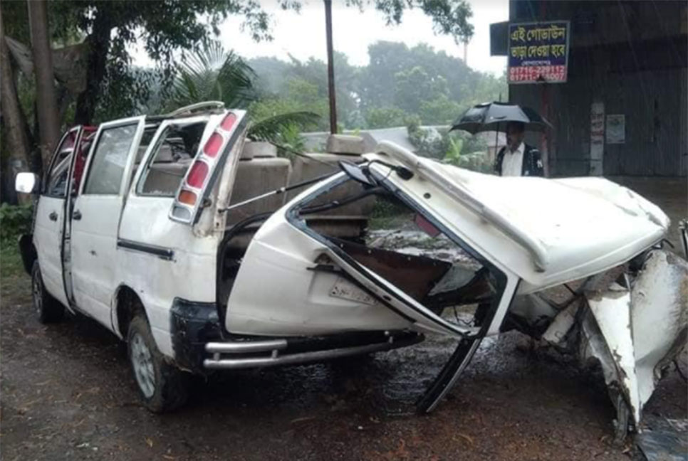 সড়ক দুর্ঘটনায় চিকিৎসক ও গাড়ী চালক নিহত   