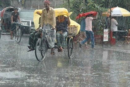 রাজধানীতে বৃষ্টি, অফিসগামী মানুষের দুর্ভোগ
