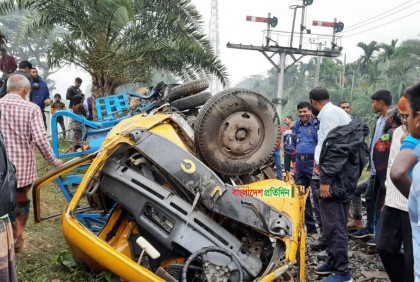 নাটোরে ট্রাকে ট্রেনের ধাক্কা, চার ঘণ্টা পর রেল যোগাযোগ শুরু