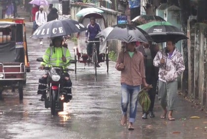 বরিশালে টানা বৃষ্টিতে জনজীবন বিপর্যস্ত