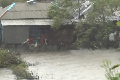 সাতক্ষীরায় টানা বৃষ্টিতে বিপর্যস্ত জনজীবন