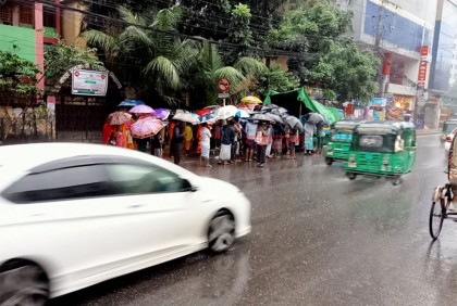 বৃষ্টি উপেক্ষা করে টিসিবি’র ট্রাক ঘিরে ক্রেতাদের ভীড়