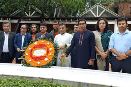 জাতির পিতার সমাধিতে ভিক্টোরিয়া কলেজ শিক্ষকদের শ্রদ্ধাঞ্জলি  