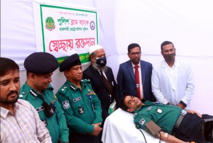 পুলিশের উদ্যোগে ‘রক্তে মোরা বাঁধন গড়ি, রক্ত দেব জীবন ভরি’