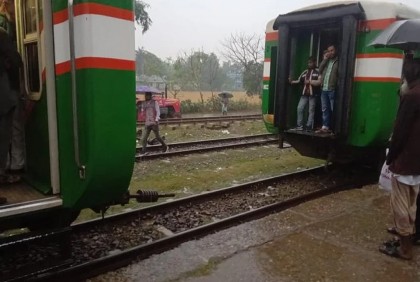 হঠাৎ দুই ভাগ হয়ে গেল চলন্ত ট্রেন

