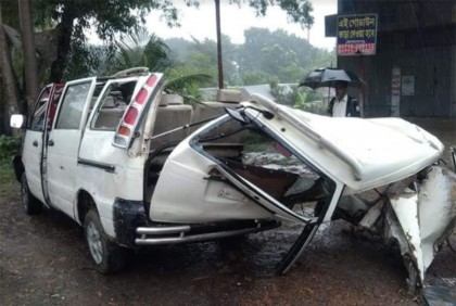 সড়ক দুর্ঘটনায় চিকিৎসক ও গাড়ী চালক নিহত   