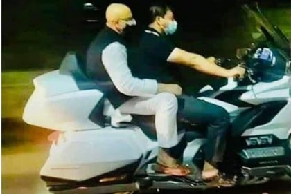 জাহাঙ্গীরের মোটরসাইকেলে মুরাদ: ফেসবুকে ভাইরাল ছবি 